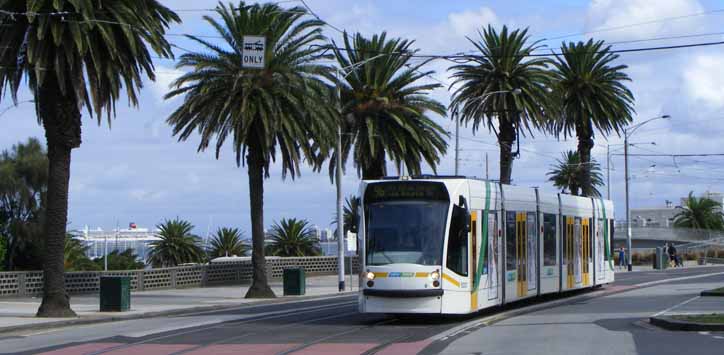 Yarra Trams Siemens Combino 5001 and the Queen Mary